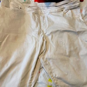 Terra & Sky white capris! Hardly worn. Come to about ankle on 5’2.